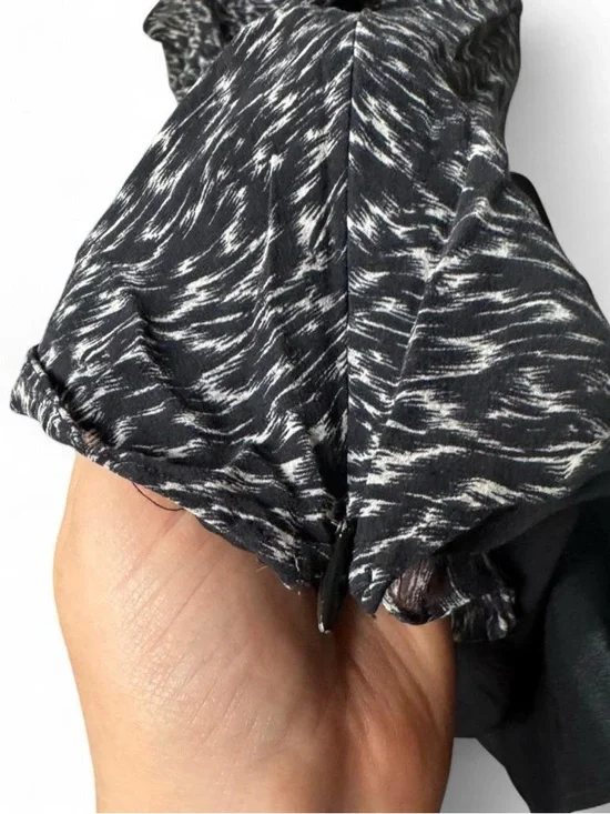 Ann Taylor 100% Silk Sleeveless V-Neck Top Abstract Black White Print Size 6 - Picture 4 of 7